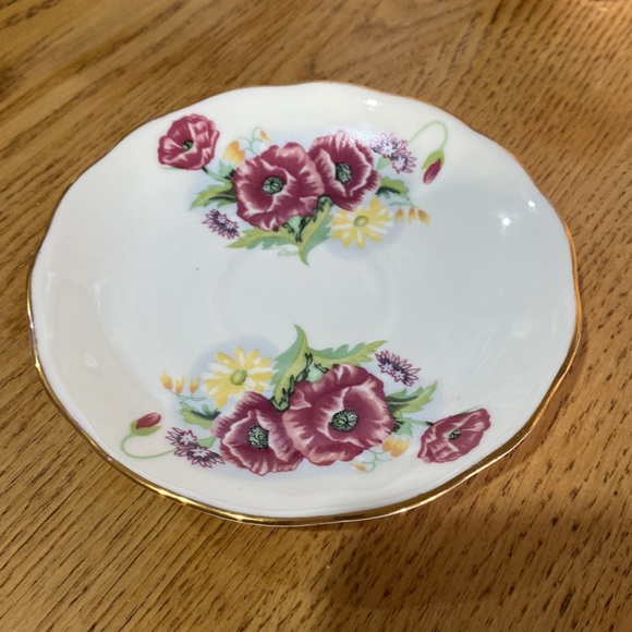 Crown Ceramics Ltd. India Fine bone China Teacup and saucer. Floral w gold trim - Picture 4 of 10